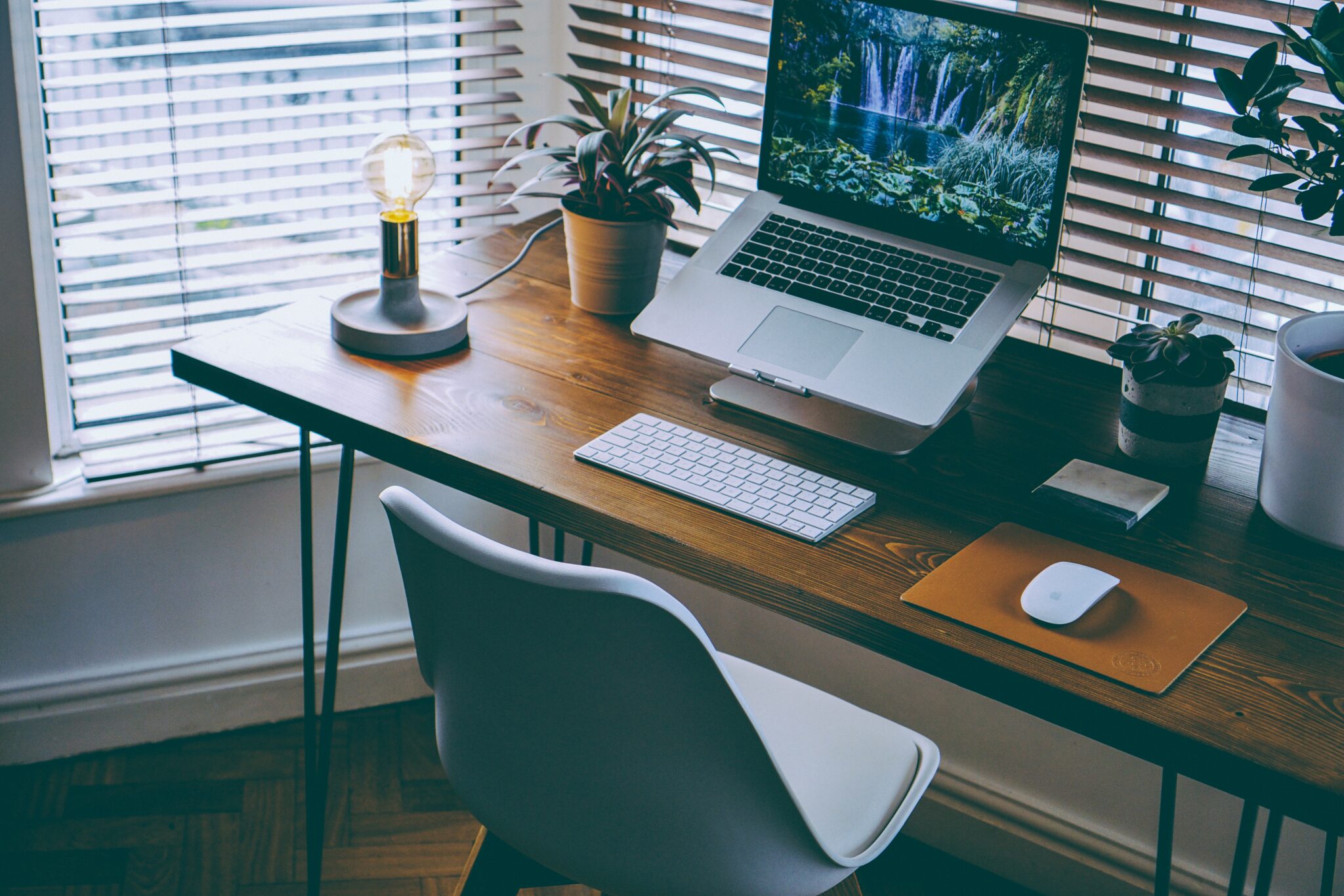 14 Helpful Tips for New Year Digital Decluttering 2048x1365